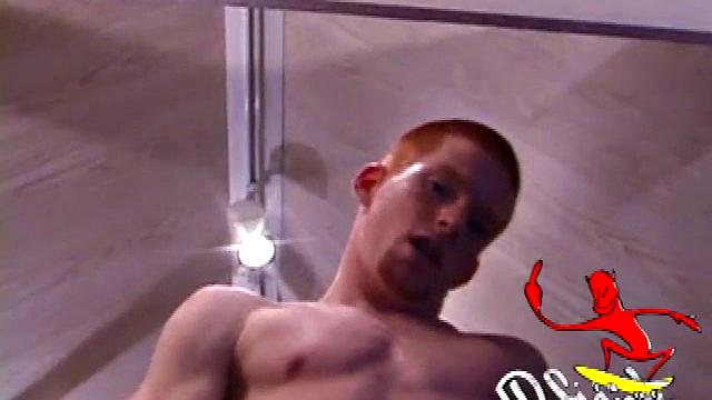 Гей-тусовка: Тристан дважды кончает от дрочки парням руками.