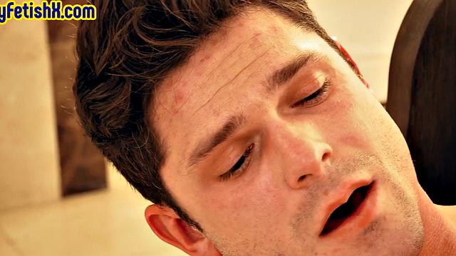 мускулистый верующий кайфует от мощного фистинга в церкви