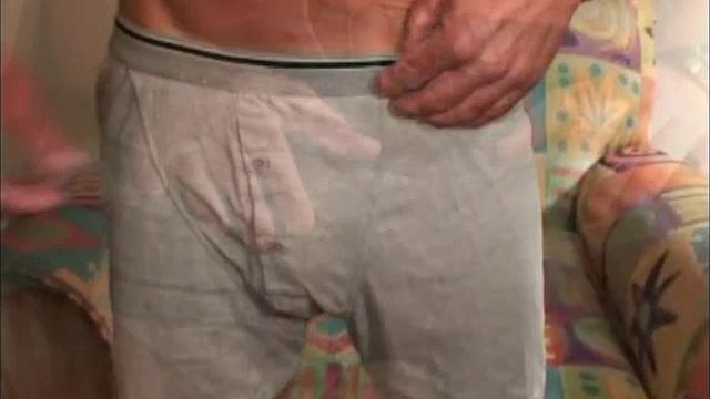 зрелый мужик дрочит и кончает себе на ладонь
