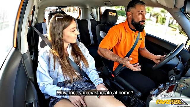 Итальянская брюнетка жадно сосёт за рулём, потом села на член и дала по полной в машине.