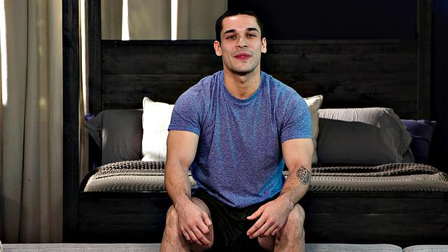 Латино жарко трахает татуированного парня до изнеможения