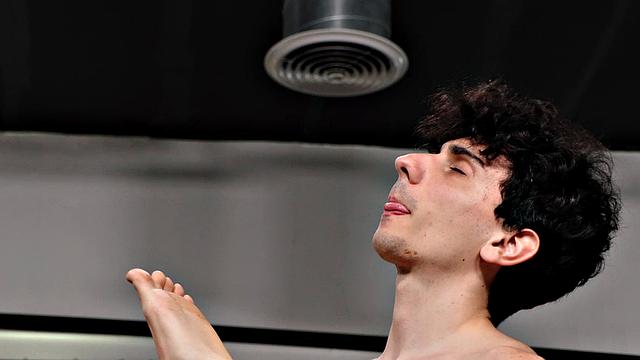 Латино жарко трахает татуированного парня до изнеможения