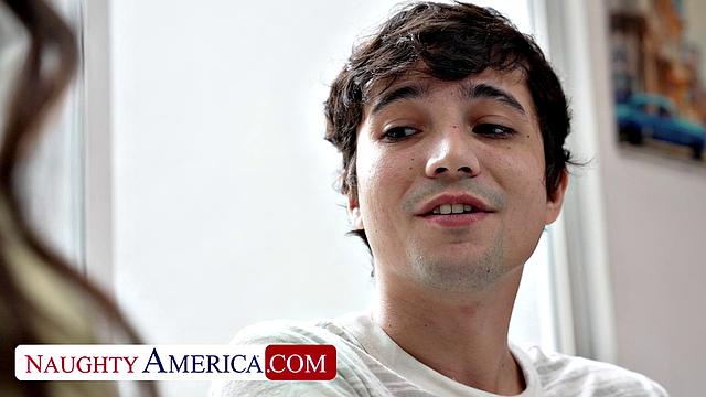 Элизабет Скайлар учит друга сына, как обращаться с членом взрослой женщины.