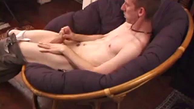 Jonathan Star дрочит в джокстрепе по-гейски, будто на спортивном турнире