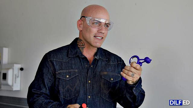 Пенелопа Кэй и Кимора Куин трахаются с отчимом в гараже втроём, много анала и сквирта.