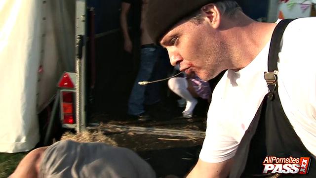 Ева Анджелина с роскошной грудью жадно отсасывает член