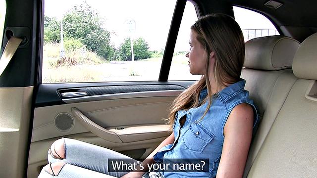 страстная красотка в джинсах скачет на члене в машине и жадно просит больше