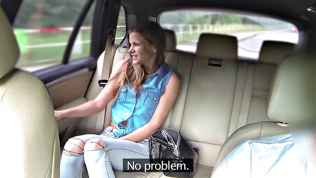 страстная красотка в джинсах скачет на члене в машине и жадно просит больше