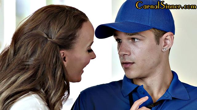 Девушка с большими сиськами принимает в жопу от крепкого мужика.