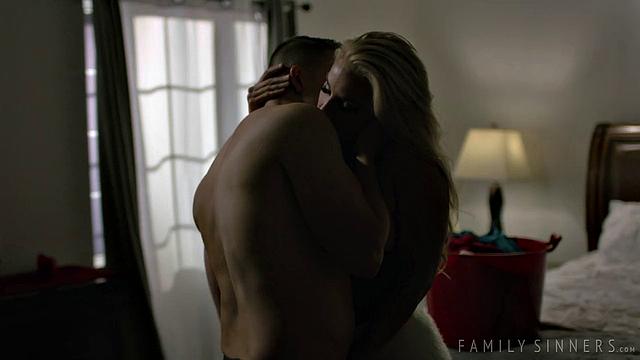 Степмамка жалуется на мужа, а сынок успокаивает её по-взрослому с Kayla Paige и Codey Steele.