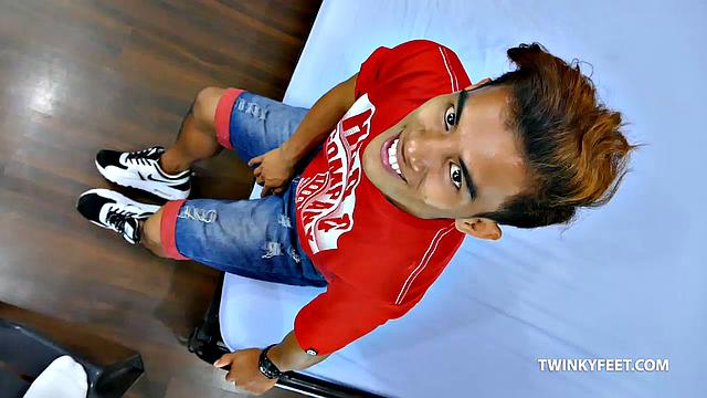 Ризал дрочит на свои ступни и кончает по-гейски.