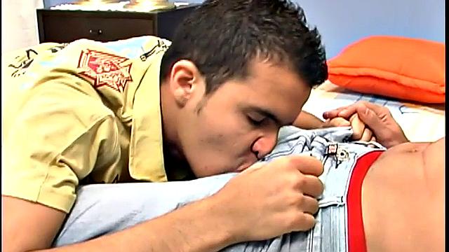 Латино горячо отсасывает парню, готовится к анальному драйву.