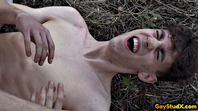 Два парня устроили жесткий гей-секс на природе, сперва отсос, потом глубокий анал.