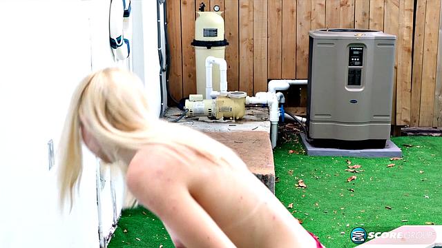 Свира раздевается после йоги на улице и дрочит себе пальцами