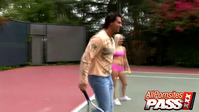 две порнозвезды с шикарными задами делят член на корте