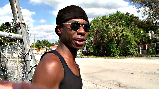 чёрный парень развлекается, сосёт белому на свежем воздухе за наличку