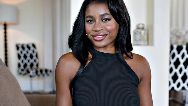 черная красотка с аппетитной попкой скачет на члене парня после долгого соблазнения