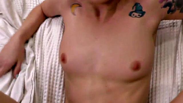 блондинка экспериментирует пальцем, чтобы секс не был скучным