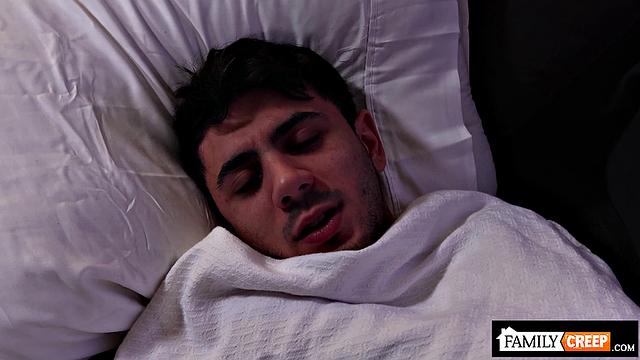 волосатый отчим получает минет от спортивного пасынка