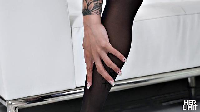 Джесси Пони не устояла перед тремя чёрными жеребцами