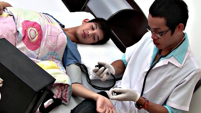 стройный азиат принимает без резинки от врача сзади