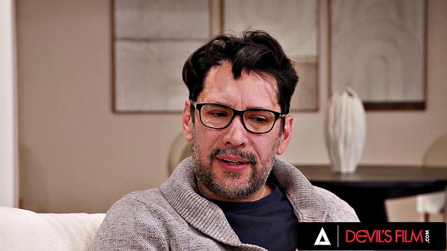 Ривер Линн возвращается домой и получает жёсткий анал от отчима Томми Пистола.