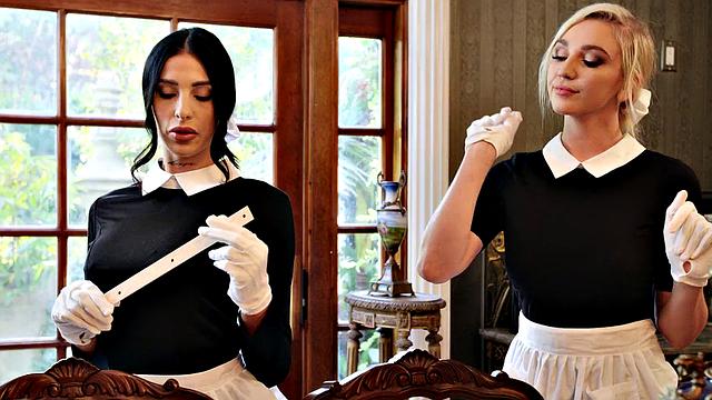 Brunette, blonde & tattooed babes scissor & lick in bed