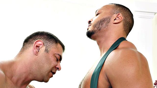 IR muscled hunk barebacked by mesmerized gay