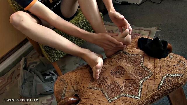 Смотри, как Логан дрочит и показывает свои стопы крупным планом