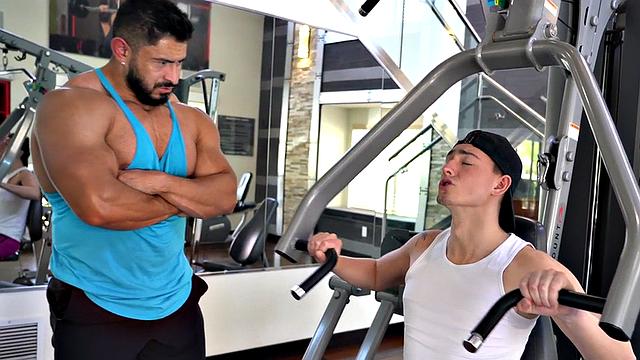 Muscles fetish twink deepthroats muscled hunk in gym