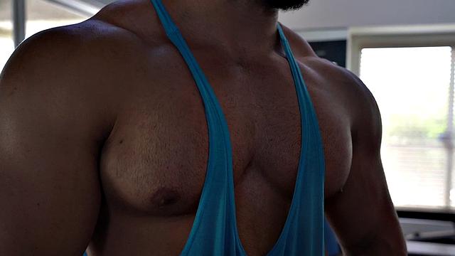 Muscles fetish twink deepthroats muscled hunk in gym