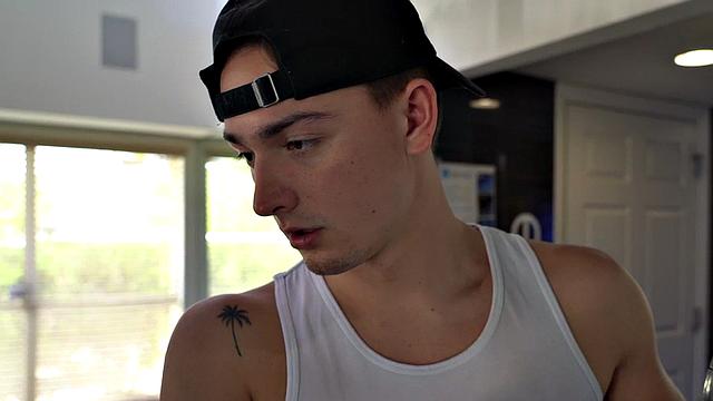 Muscles fetish twink deepthroats muscled hunk in gym