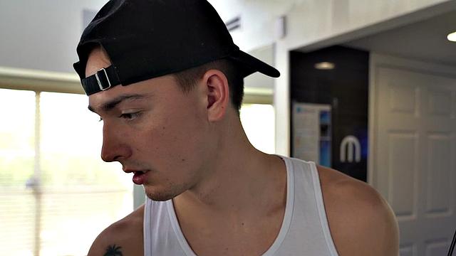 твинг-фетишист на мускулы заглатывает здоровяка в качалке, фанат протеинчиков