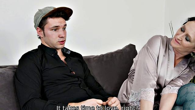 MATURE4K. Boy forgets about note by having sex with hot mature