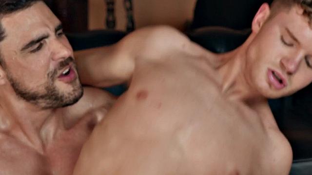 Royal twink barebacked till cumshot by athletic stud