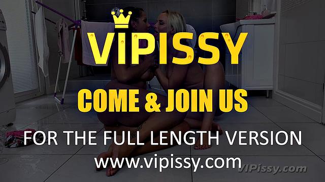 жаркая разборка: блондинка и брюнетка в мокром поединке на туалете