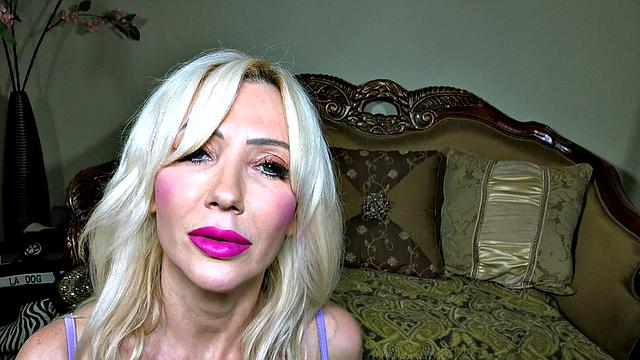 зрелая жена застала мужа за дрочкой и сама дала ему