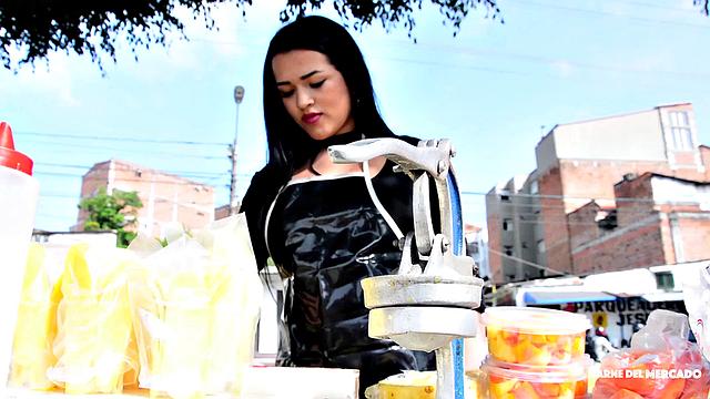 Колумбийская жопа Марии дразнит, пока Алекс прокалывает по полной - сиськи силиконовые, настроение боевое, кончает ей на лицо как чемпион.