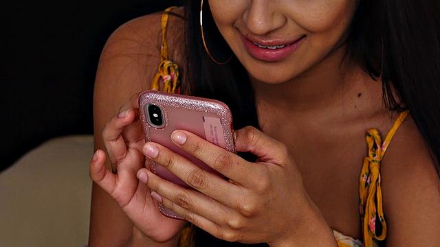 брюнетка с пирсингом дрочит киску на кровати