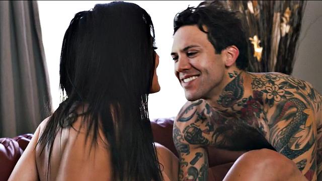 Страстная мачеха с большими сиськами глотает член пасынка