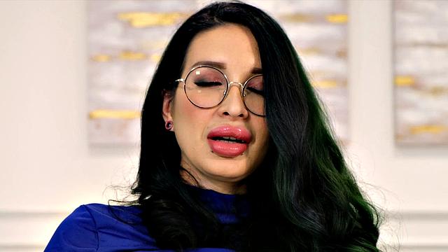 Ариан Сен-Амур дрочит в обтягивающем платье и очках