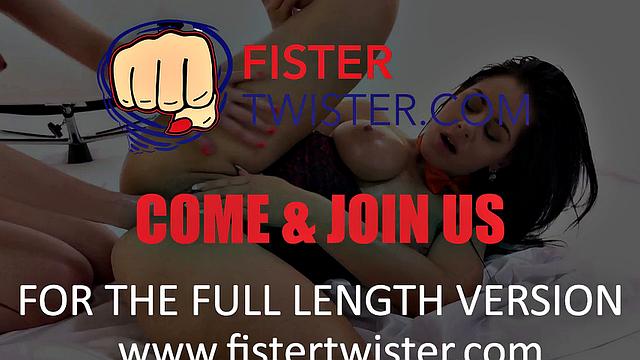 alex black принимает глубокий фистинг в жопу