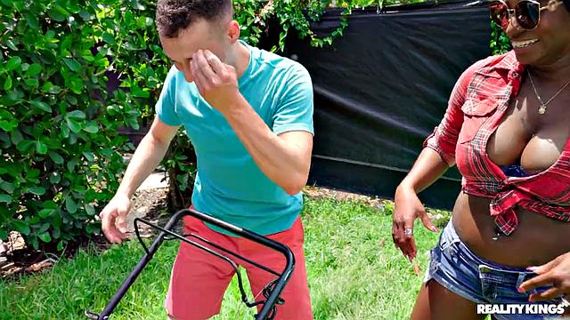 Два друга решили помочь соседке и устроили настоящий трах с milf Наоми Foxxx - чай остался нетронутым, зато сквирт был знатный!