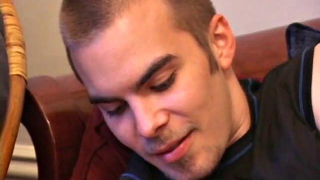 Джаспер яростно дрочит и показывает каждый сантиметр на камеру