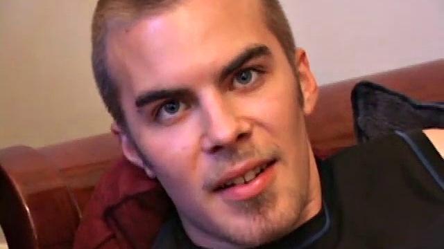Джаспер яростно дрочит и показывает каждый сантиметр на камеру