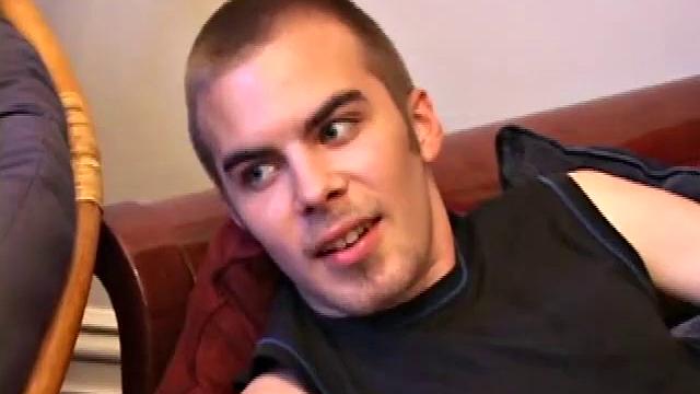 Джаспер яростно дрочит и показывает каждый сантиметр на камеру