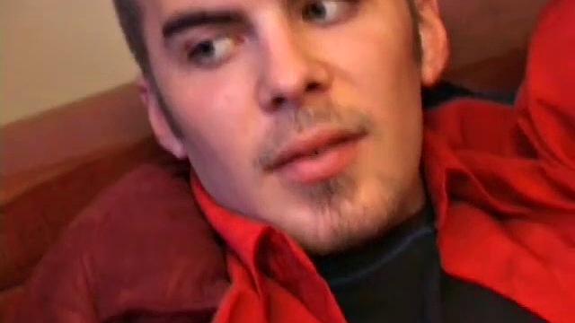 Джаспер яростно дрочит и показывает каждый сантиметр на камеру