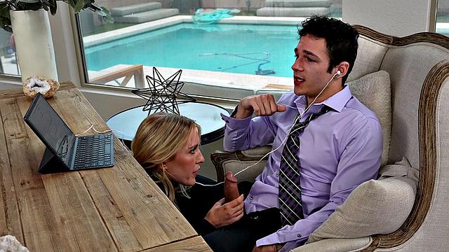 смотри, как зрелая жена утешает мужа глубоким минетом и жарким сексом