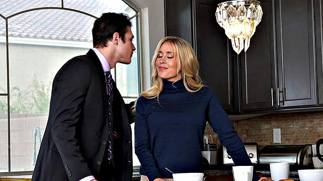 смотри, как зрелая жена утешает мужа глубоким минетом и жарким сексом