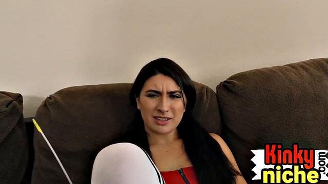 брюнетка с леденцом сначала балует, потом глотает как чемпион